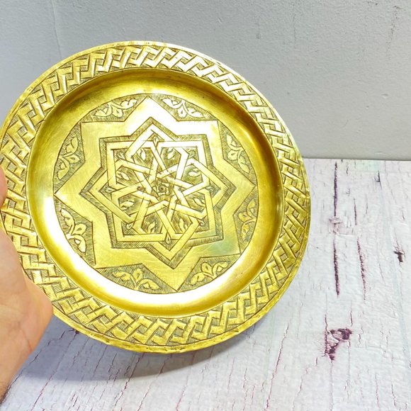Vintage Islamic Brass Tray, Plate with handmade engraved ornaments the middle - Picture 8 of 10
